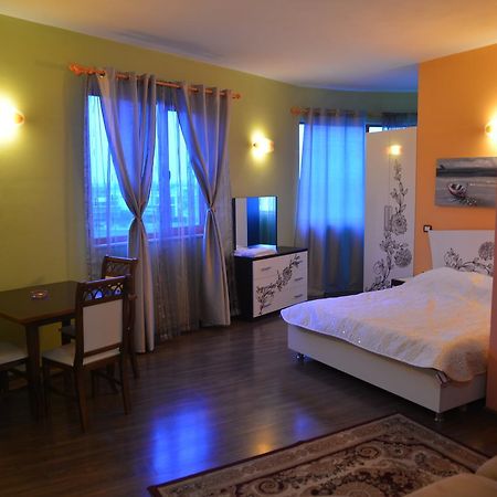 Royal Gaz Hotel Durrës Esterno foto