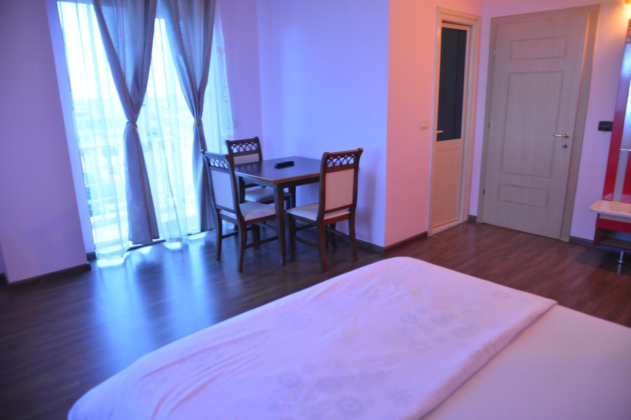 Royal Gaz Hotel Durrës Esterno foto