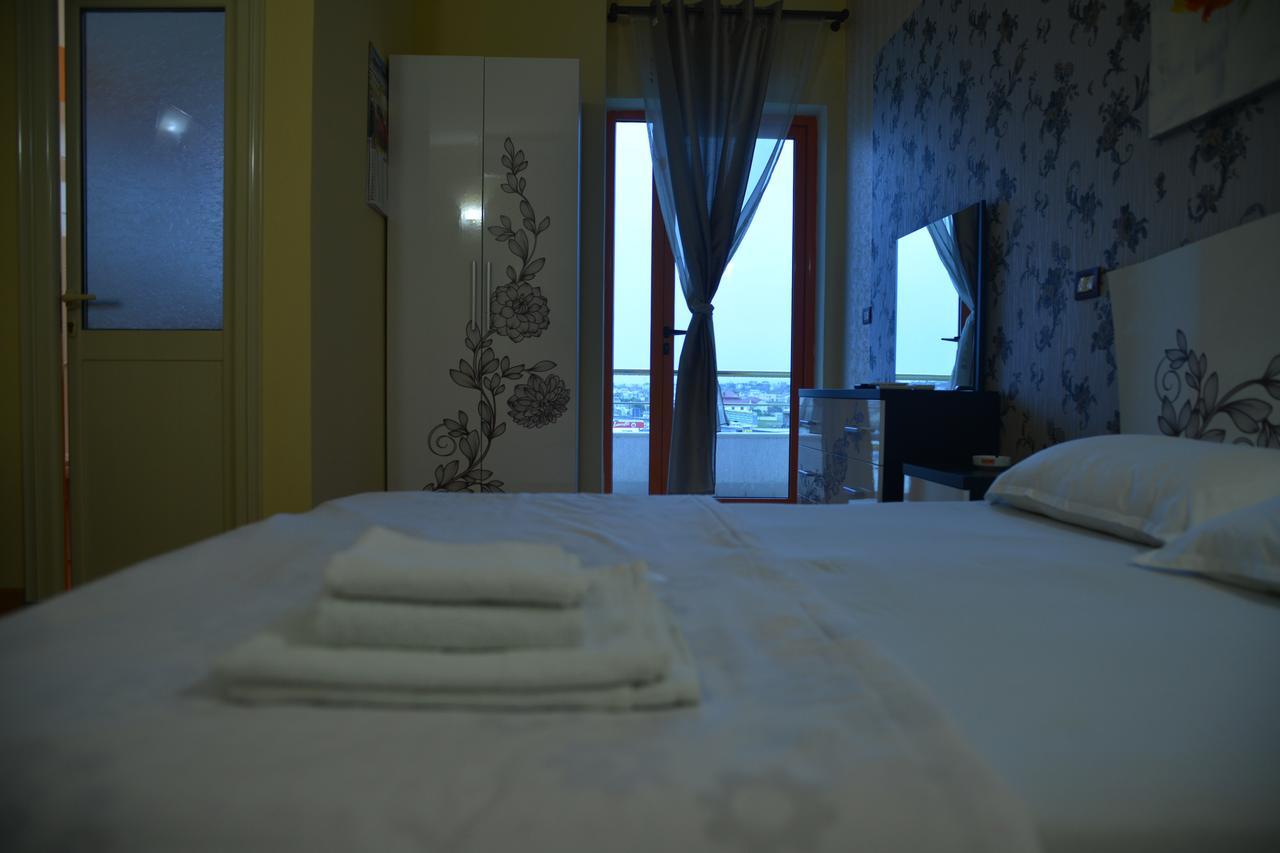Royal Gaz Hotel Durrës Esterno foto