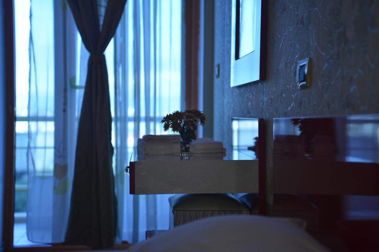 Royal Gaz Hotel Durrës Esterno foto